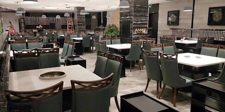 20200704/5f0052430e7d5.jpg 西安博菲克家具廠工人安裝火鍋桌椅.jpg