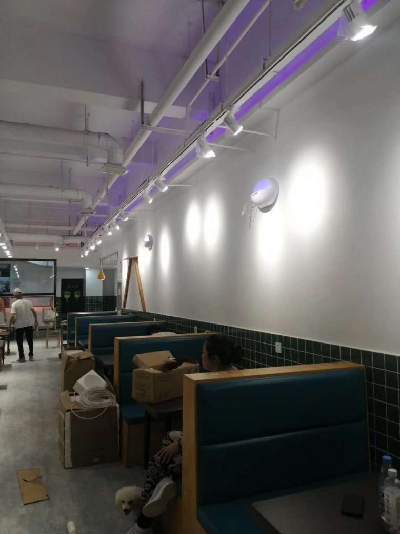 20200711/5f098cbaf0896.jpg 服務于清掃餐廳卡座.jpg