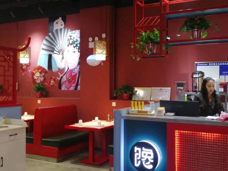 20200906/5f544c93c7154.jpg 西安餐桌椅廠家工人安裝餐桌.jpg