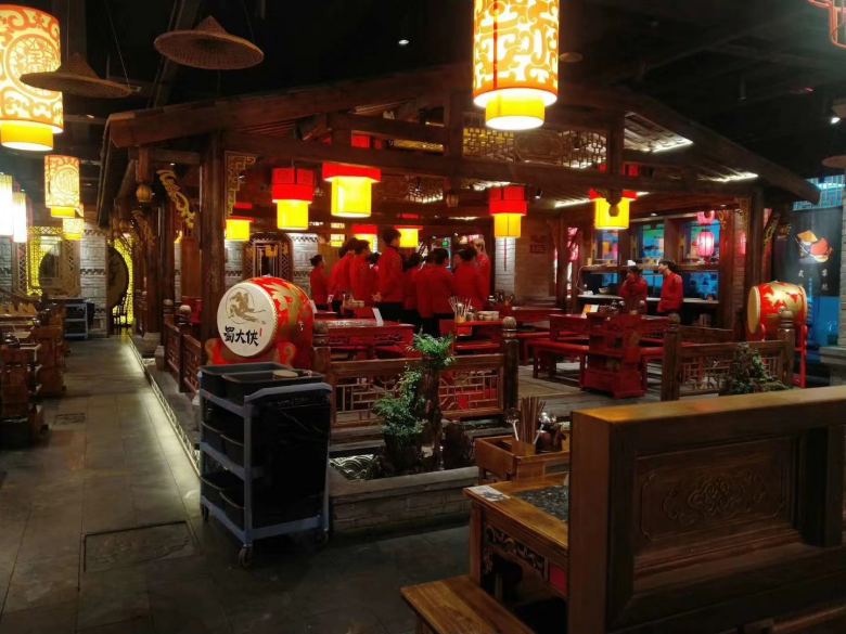 20210125/600e06376f3ee.jpg 西安火鍋桌廠家工人在庫房裝車.jpg