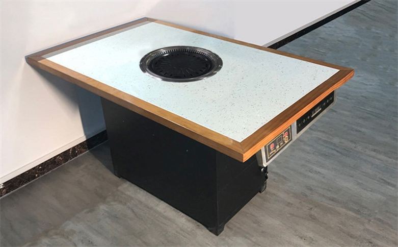 張總在博菲克家具廠展廳詢(xún)問(wèn)火鍋?zhàn)?jpg