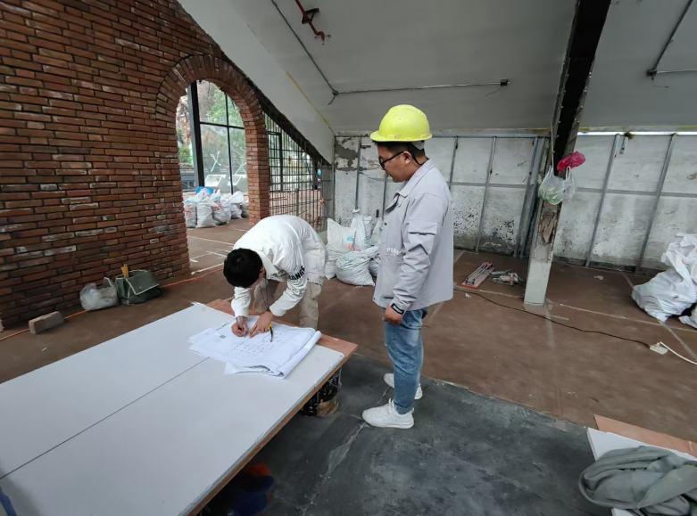 20210424/6083be505fd48.jpg 設計師向客戶介紹餐桌椅布局.jpg