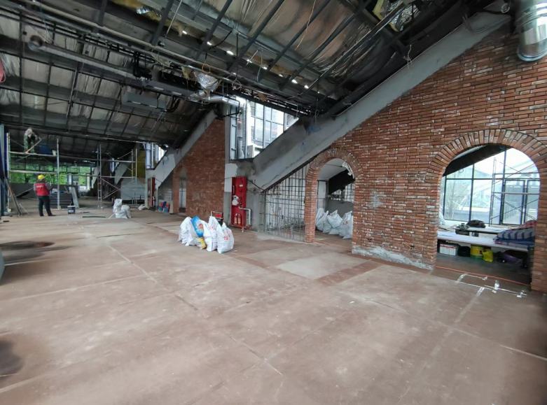 20210424/6083be7c9d9f0.jpg 西安博菲克餐桌椅工廠經理與阿記負責人交談.jpg