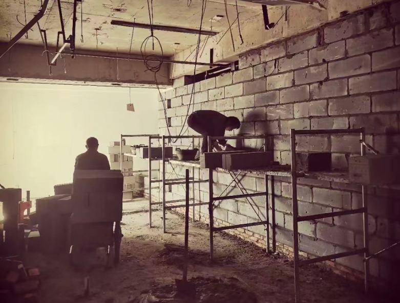 20210426/608629b0af7d3.jpg 裝修工人對酒店墻面進(jìn)行施工.jpg