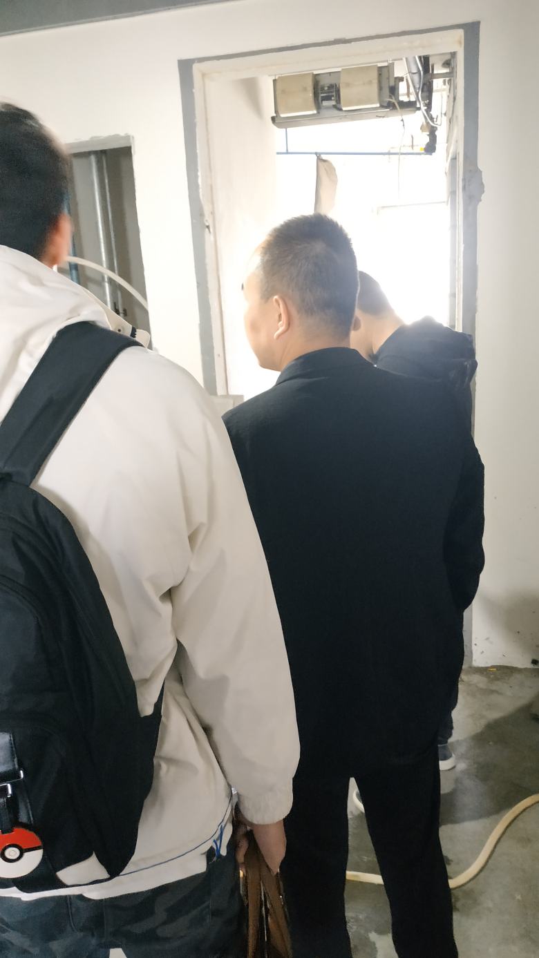 20210426/608629f0e0cba.jpg 楊總與榆林酒店負(fù)責(zé)人交談.jpg