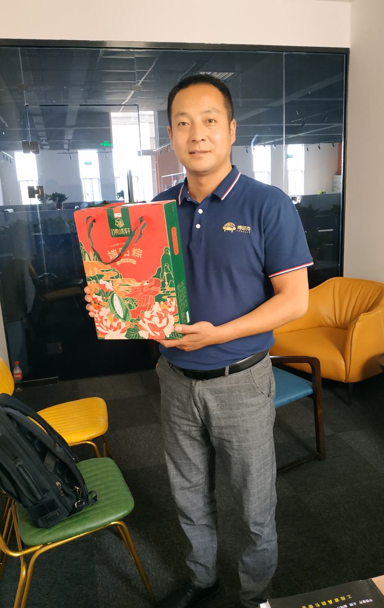 20210610/60c171d0a510d.jpg 員工領取粽子禮盒后合影留念.jpg