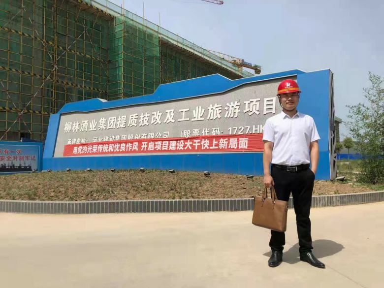 20210611/60c2a6a33b991.jpg 博菲克家具廠業(yè)務(wù)負(fù)責(zé)人在柳林酒店集團(tuán)門口合影.jpg