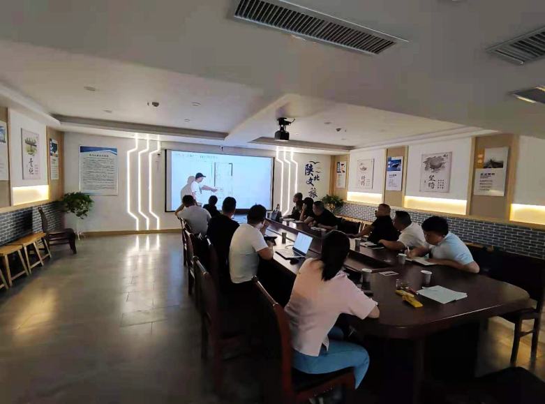 20210611/60c2a88d4035b.jpg 西安酒店家具廠設計師上臺解說樣板間方案.jpg