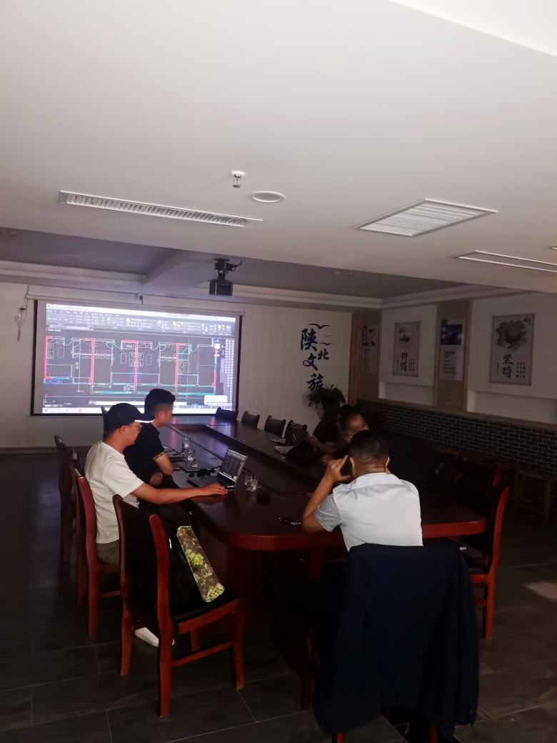 20210611/60c2a89d8d702.jpg 領導開會討論樣板間設計方案.jpg