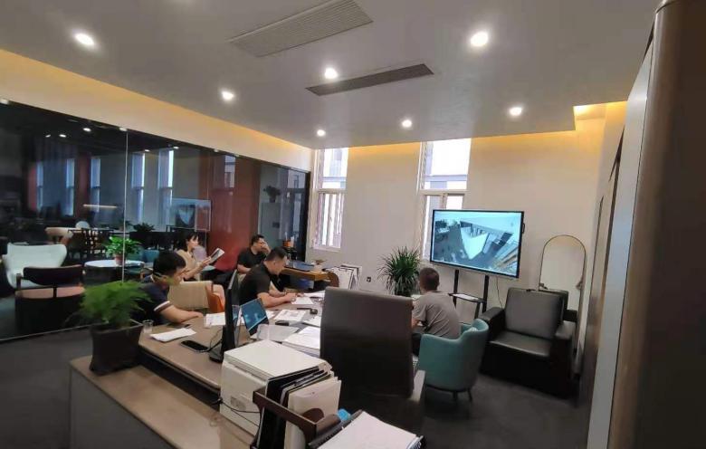 20210812/61149ec5a879d.jpg 博菲克餐飲家具廠設計師為速度披薩負責人介紹方案.jpg