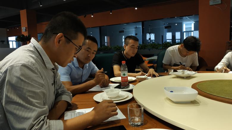 20210818/611be1340b444.jpg 周經理為新員工講解餐桌椅材質.jpg