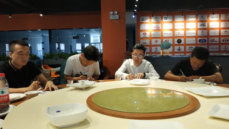 20210818/611be14add1aa.jpg 銷售部新員工認真寫筆記.jpg