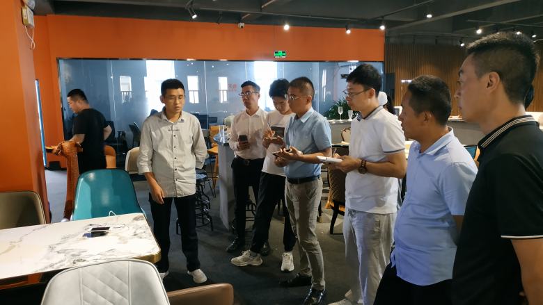 20210818/611be167635eb.jpg 博菲克業務經理給新人講解大理石餐桌知識.jpg