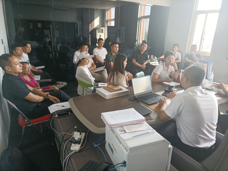 20210913/613ea6f62cc56.jpg 穆總在會議室講解酒店家具基礎知識.jpg