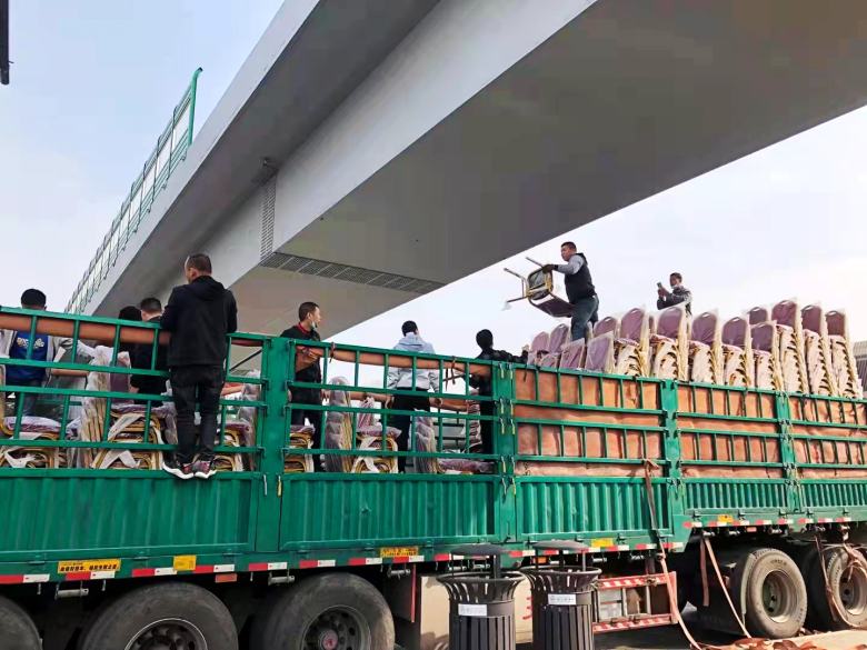 工人正在貨運(yùn)車(chē)上擺放宴會(huì)餐椅.jpg