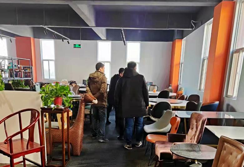 20211206/61ad9b508c43f.jpg 博菲克業務經理為榆林仙納渡酒吧老板介紹卡座沙發.jpg