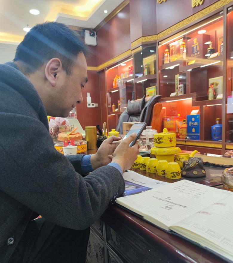 20220223/621631f7bdbd6.jpg 雙方代表簽約合同.jpg