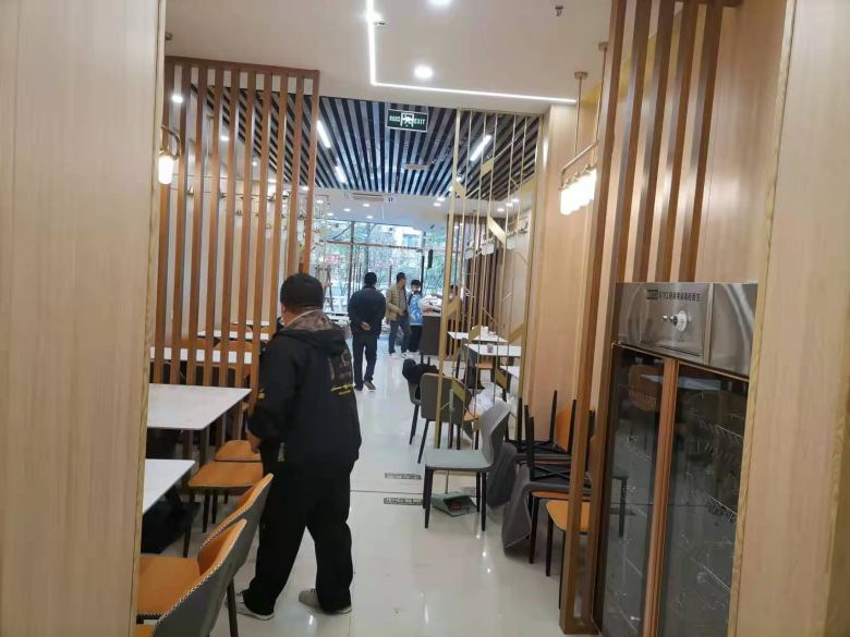 20221112/636f61fecb248.jpg 客戶和博菲克業務經理驗收餐桌椅.jpg